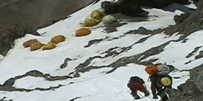 Тянь-Шань тауында жоғалған алматылық альпинистер әлі табылмады