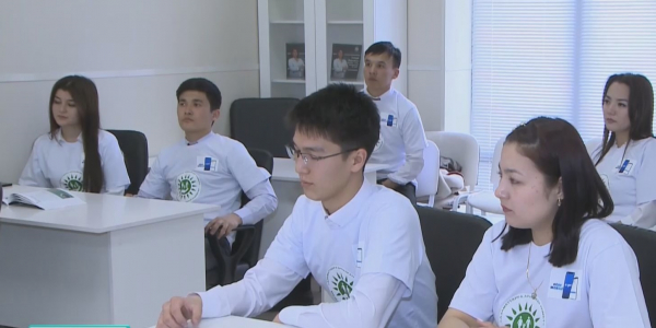 Волонтеры Туркестанской области консультируют жителей в ЦОНе