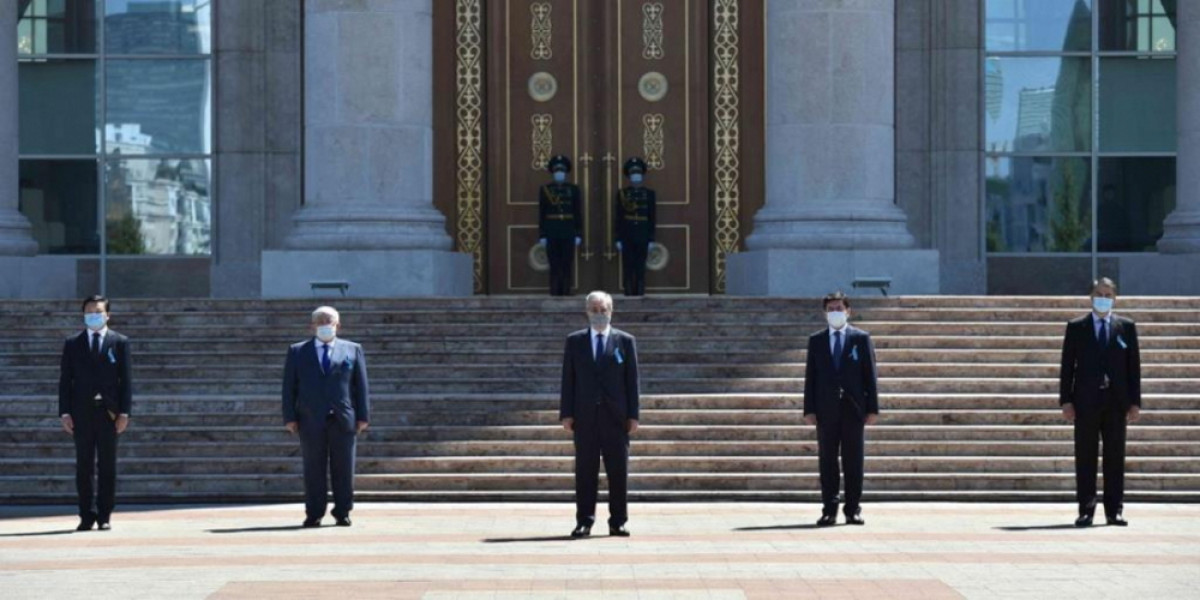 Президент Казахстана выразил соболезнования родным и близким погибших во время пандемии