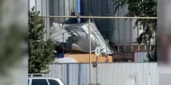 Из-за удара молнии обрушились два зернохранилища