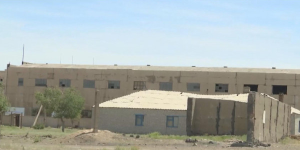 Алматылық компания Балқаш көлі жағалауындағы қоймаға қорғасын ұнтағын тасуда