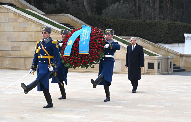 Президент Гейдар Әлиевтің гүл шоқтарын қойды