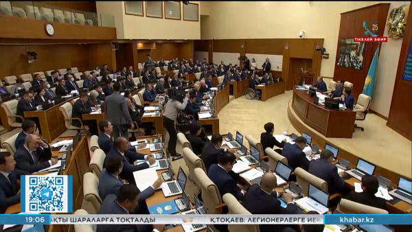 30-дан астам депутат Үкімет жаққа сұрақтарын қарша боратты