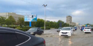 Больше 30 тысяч кубометров дождевой воды залили улицы Актау