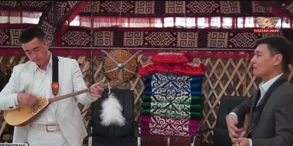 Өзбекстанда ашылған сайлау учаскесі дауыс берушілерге мерекелік көңіл-күй сыйлады. LIVE