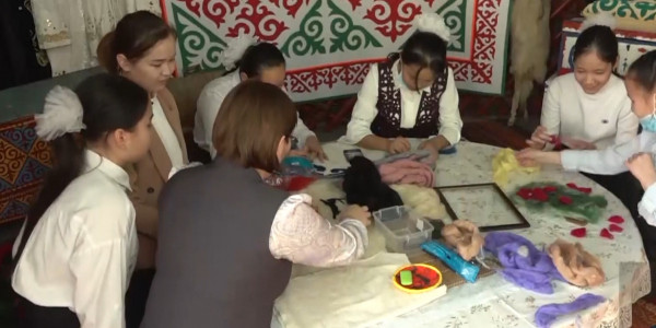 В Мангистауской области школьницы создают невесомые картины из шерсти