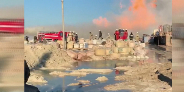 В Мангистау на месторождении Каламкас третьи сутки не могут потушить огонь