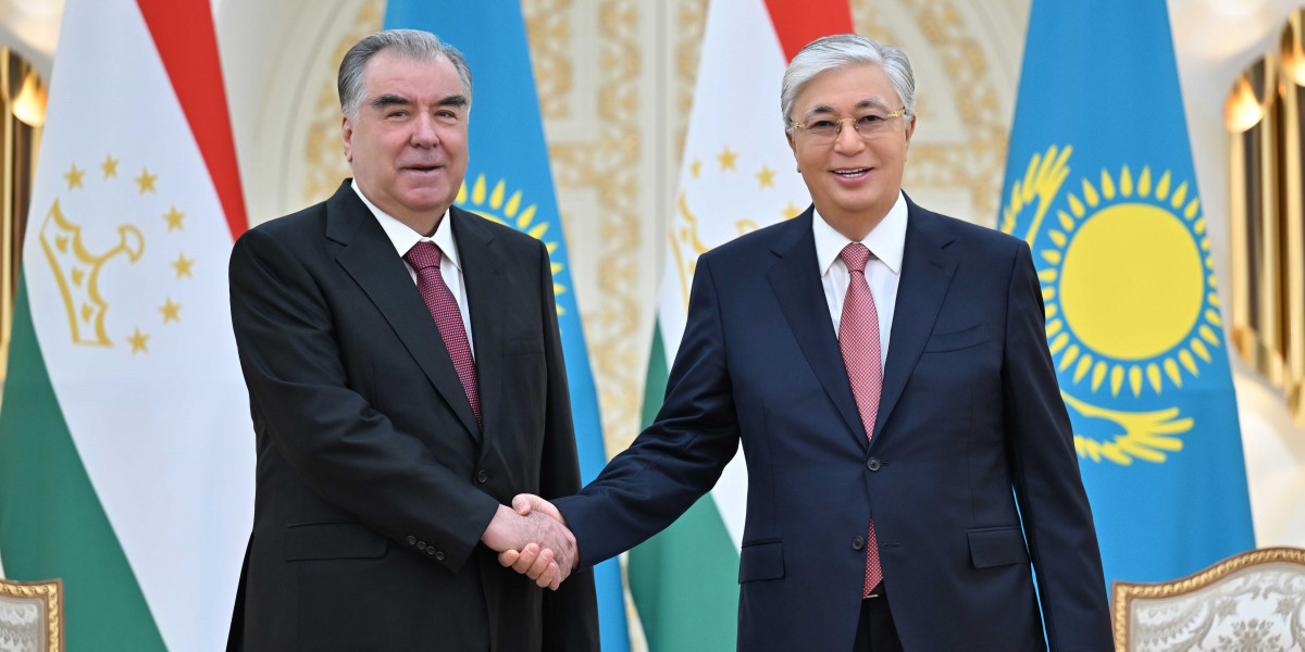 Глава государства провел переговоры с Президентом Таджикистана
