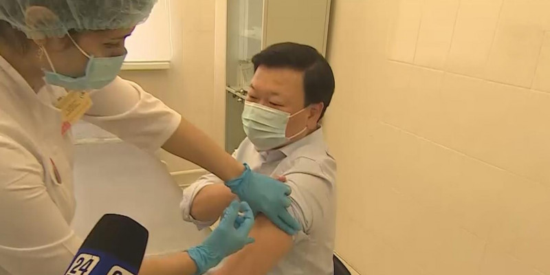 Глава Минздрава привился казахстанской вакциной QazVac