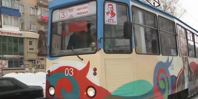 К юбилею Абая на линию в Усть-Каменогорске вышел тематический трамвай