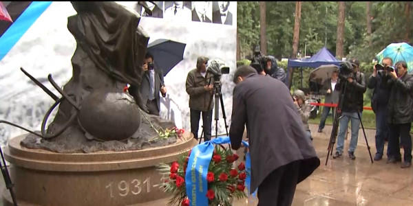 Алматылықтар &laquo;Ана&raquo; ескерткішіне гүл қойды