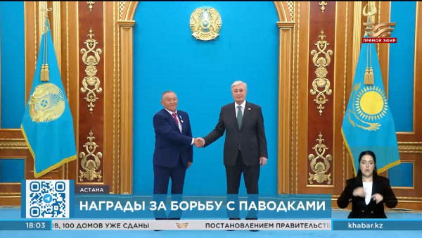 Глава государства наградил отличившихся в борьбе с паводками