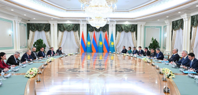 Қасым-Жомарт Тоқаев пен Никол Пашинян кеңейтілген құрамда келіссөз жүргізді