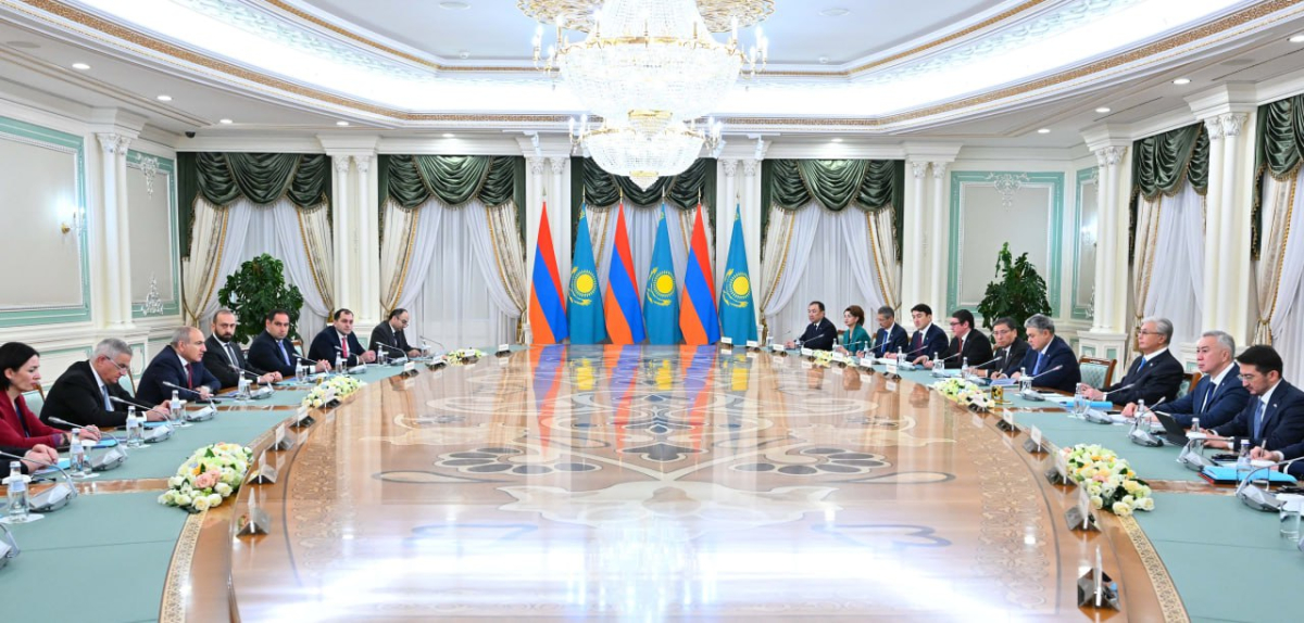 Қасым-Жомарт Тоқаев пен Никол Пашинян кеңейтілген құрамда келіссөз жүргізді