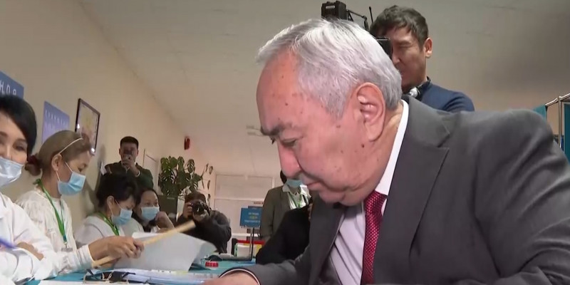 Жигули Дайрабаев первым из кандидатов проголосовал на выборах президента
