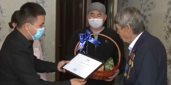 Сотрудники &laquo;Хабара&raquo; поздравили ветерана Агентства в Шымкенте