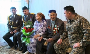 Павлодардағы Ұлттық гвардия сарбаздары ардагерлерге құрмет көрсетуде