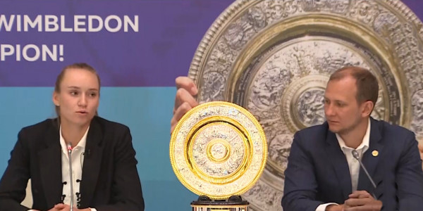 Елену Рыбакину встретили болельщики в аэропорту Нур-Султана после победы на Уимблдоне