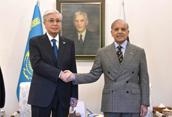 Касым-Жомарт Токаев и Шахбаз Шариф провели переговоры в узком составе