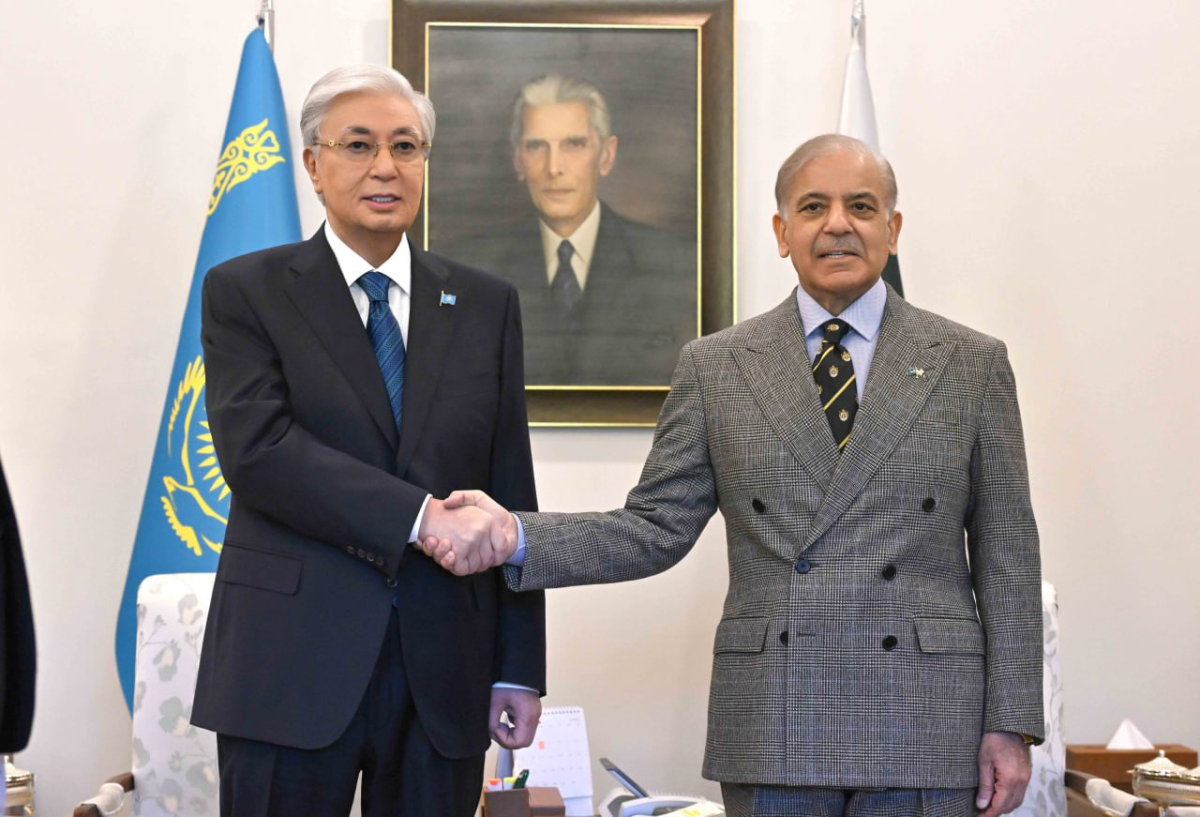 Касым-Жомарт Токаев и Шахбаз Шариф провели переговоры в узком составе