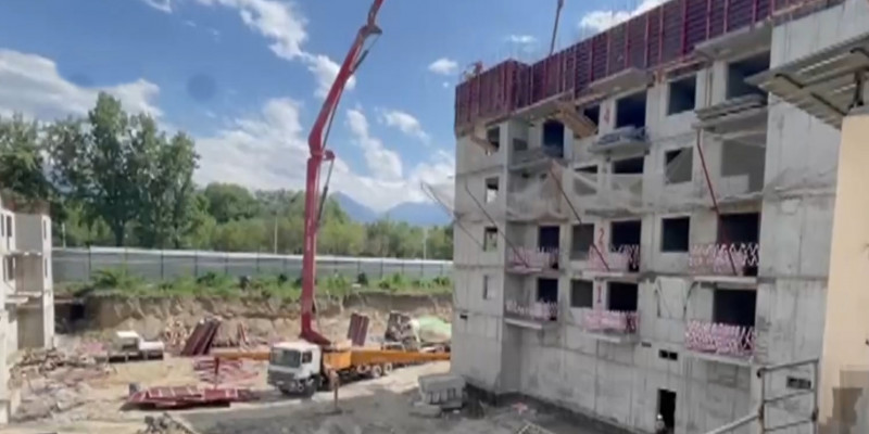 Из-за стройки ЖК может обрушиться бизнес-центр в Алматы