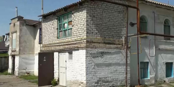 Жильцы жалуются на аварийное состояние домов в Уральске