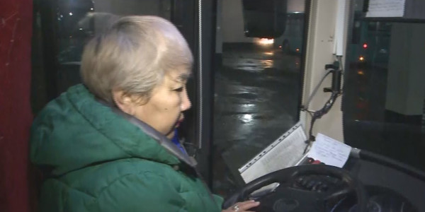 Қарағандылық әйел 40 жыл бойы қоғамдық көлік жүргізіп жүр