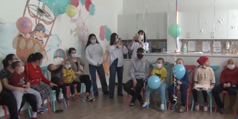 Врачи КазНИИОиР организовали праздник в международный день детей больных раком