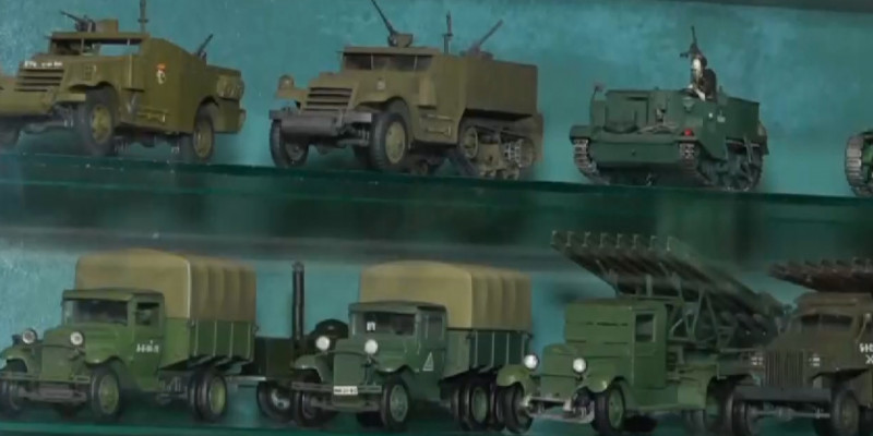 Павлодарский пенсионер коллекционирует сборные копии военной техники