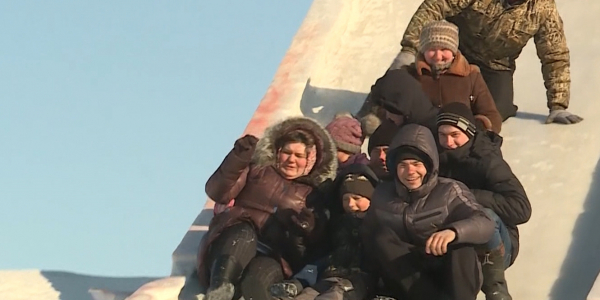 В одном из сел Костанайской области многодетная семья построила снежную горку