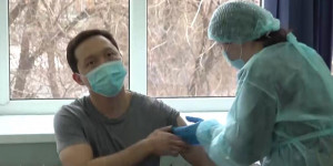Больше 300 тысяч казахстанцев вакцинировались от коронавируса