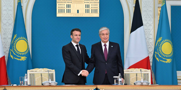 Касым-Жомарт Токаев и Эмманюэль Макрон провели брифинг для представителей СМИ