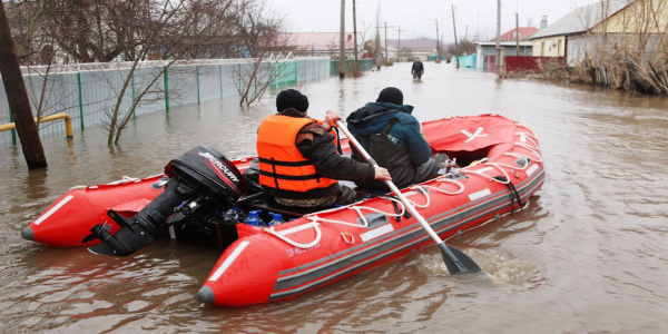 Жители ВКО готовят лодки и резиновые сапоги
