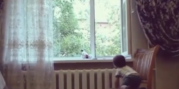 21 ребенок выпал из окна с начала месяца в Казахстане