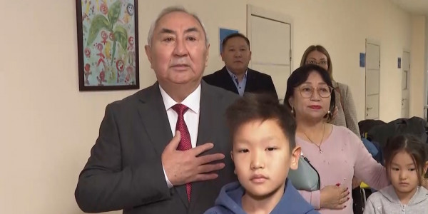 Жигули Дайрабаев дауыс берді