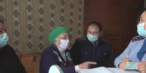 Больше 2 тысяч раз сотрудники ЦОНа Уральска выезжали на дом к горожанам