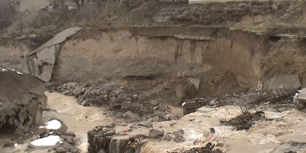 В Шымкенте река Сайрам-Су пугает жителей поселка