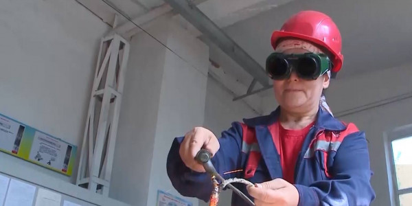 Жительница Туркестана уже не один десяток лет работает мотористом