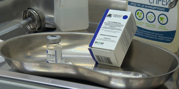 Главный санврач Е. Киясов и вице-министр здравоохранения А. Гиният получили вакцину от COVID-19