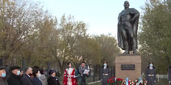 Памятник Кажымукану Мунайтпасову установили в Нур-Султане