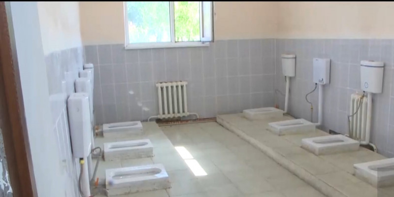 От уличных туалетов при школах не могут избавиться в Туркестанской области