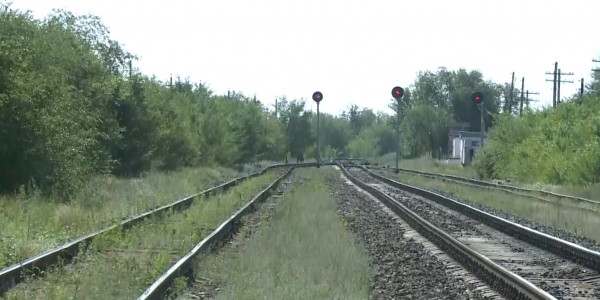 Ақтөбеліктер Қурайлы ауылына бару үшін теміржолды кесіп өтуге мәжбүр