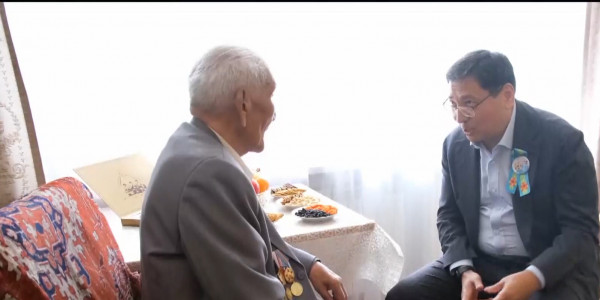 Е. Досаев поздравил героев войны с Днем Победы лично