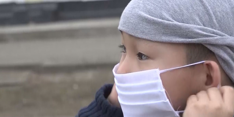 В Уральске жителям бесплатно раздают многоразовые маски