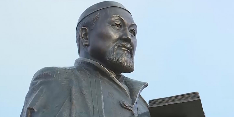Памятник Абая Кунанбаева в честь 175-летия поэта открыли в Актобе