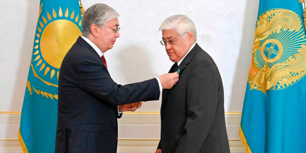 Қ. Тоқаев халық әртісі Әлібек Дінішевті &laquo;Қазақстанның Еңбек Ері&raquo; атағымен марапаттады