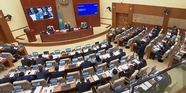 Расход государственного бюджета обсудили в Мажилисе