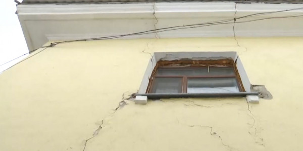 Двухэтажка в Жезказгане трещит по швам