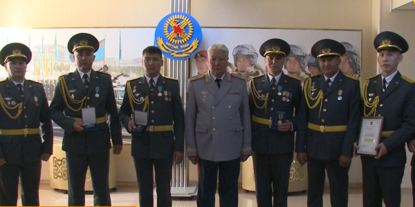 Группа военнослужащих Нацгвардии спасла не менее 15 людей из горящего общежития