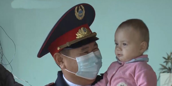 Жас ананы босандырып алған полиция қызметкері қазір де отбасына көмектесіп келеді